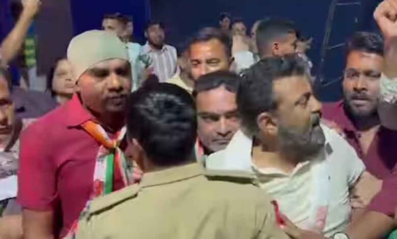 विवादित नाटक ‘मैं नाथूराम’ बना बवाल की वजह, राजकोट में हॉल में तोड़फोड़, कांग्रेस का उग्र प्रदर्शन
