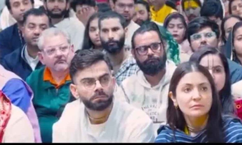 Virat Kohli-Anushka Sharma फिर पहुंचे Premanand Maharaj के दरबार, जमीन पर बैठकर सुना प्रवचन