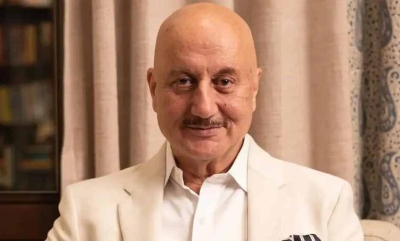 बॉलीवुड के दिग्गज अभिनेता अनुपम खेर 71 साल के हुए, फैंस ने दी ढेरों शुभकामनाएँ