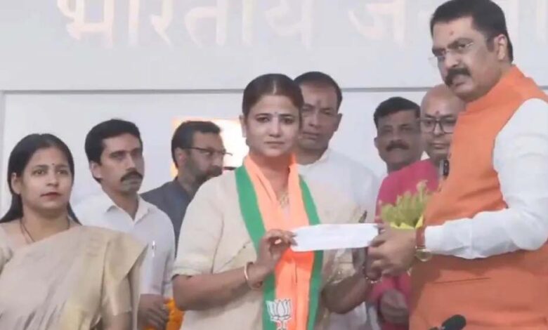 RJD को बड़ा झटका, रितु जायसवाल ने थामा BJP का दामन; संजय सरावगी ने दिलाई सदस्यता