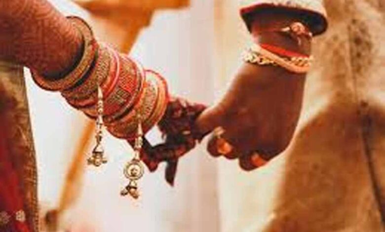 शादी में कितने फेरे? 7 नहीं, असल वैदिक परंपरा में 4 फेरे और सप्तपदी के 7 कदम