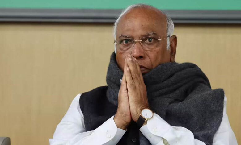 कांग्रेस अध्यक्ष मल्लिकार्जुन खरगे के खिलाफ वारंट जारी, कोर्ट ने पेश होने का दिया आदेश; जानिए पूरा मामला